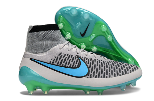 Crampons Magista Obra ACC de Le 12 -ème Maillot, conçus pour améliorer l'adhérence et la performance sur le terrain.