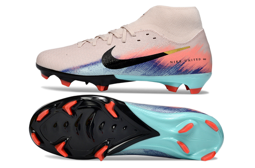 Crampons Mercurial Superfly 10 Academ de la marque Le 12 -ème Maillot, vue du dessous avec semelles en caoutchouc et crampons.