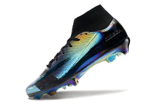 Crampons Mercurial Superfly IIX Elite de Le 12 -ème Maillot, vue en gros plan, détails des crampons et de la chaussure de football.