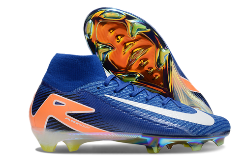 Crampons Mercurial Superfly IIX Elite de Le 12ème Maillot pour football, vue en gros plan sur la semelle et les pointes.