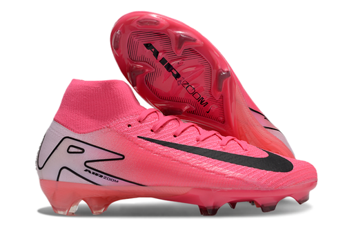 Crampons Mercurial Superfly IIX Elite pour football, détails des pointes et design en action.