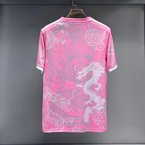 Maillot Real Madrid rose 25/26, modèle spécial A de la marque Le 12 -ème Maillot, vue de face avec logo et détails.