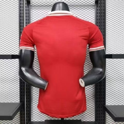 Maillot Manchester United 2026-27 Le 12 -ème Maillot, maillot de football rouge avec logo et détails modernes.
