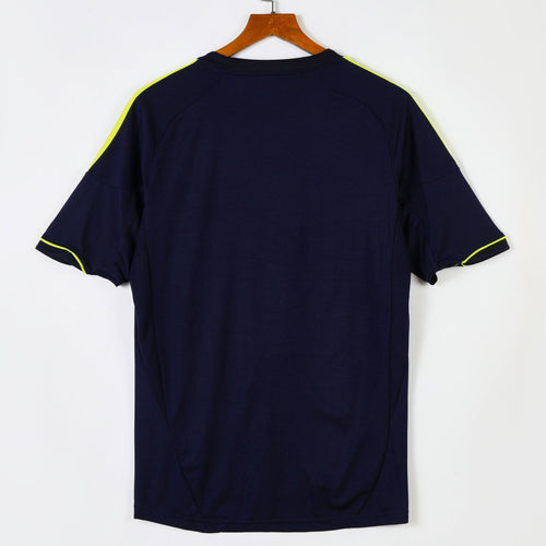 Maillot extérieur rétro 2012-2013 Real Madrid Le 12-ème Maillot, maillot de football blanc avec logo et détails rétro.