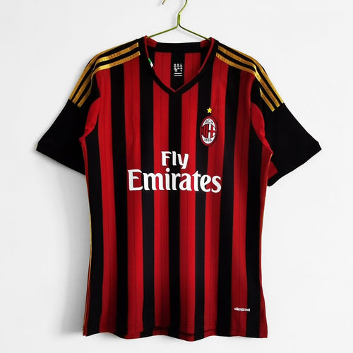 Maillot domicile rétro de 2013-2014 de l'AC Milan, marque Le 12-ème Maillot, en rouge avec logo et détails du club.
