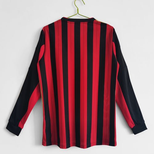 Maillot domicile rétro 2013-2014 AC Milan à manches longues, conçu par Le 12 -ème Maillot, en couleur rouge et noir.