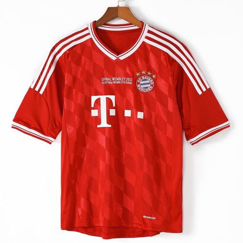 Maillot domicile rétro Bayern Munich 2013-2014 Le 12 -ème Maillot, maillot de football vintage avec logo et design classique.