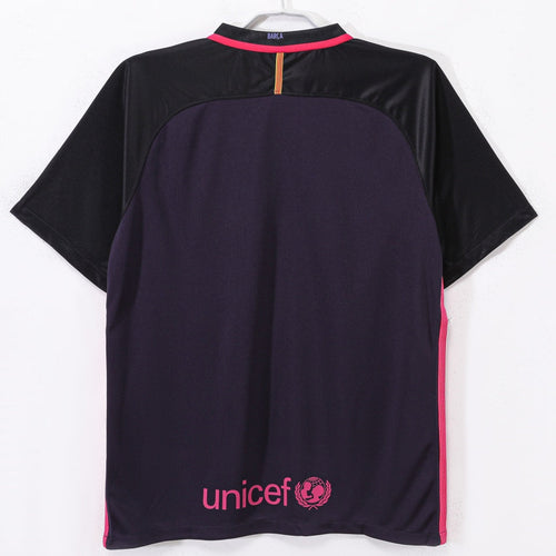 Maillot extérieur rétro 2016-2017 du FC Barcelone Le 12-ème Maillot, logo et design traditionnel visible.