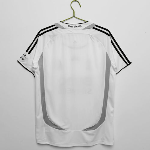 Maillot rétro domicile Real Madrid 2017-2018 Le 12-ème Maillot, maillot de football vintage blanc avec logo officiel.
