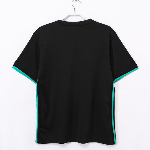 Maillot rétro extérieur Real Madrid 2017-2018 Le 12-ème Maillot, maillot de football avec logo et design vintage.