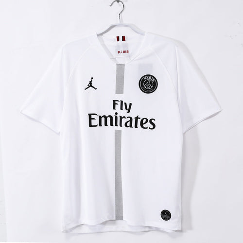 Maillot extérieur rétro du PSG 2018-2019 en polyester, marqué du logo Le 12-ème Maillot, vue de face.