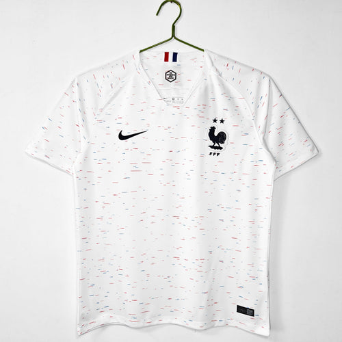 Maillot extérieur rétro 2018 de l'équipe de France, marque Le 12 -ème Maillot, vue de face avec design vintage.