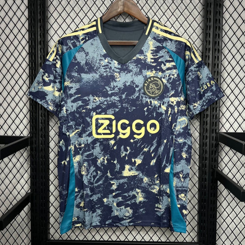 Maillot extérieur Ajax 24/25 de Le 12 -ème Maillot, maillot de football avec logo Ajax visible.
