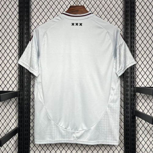 Maillot Ajax third 24/25 Le 12 -ème Maillot, maillot de football orange avec logo Ajax, vue frontale.