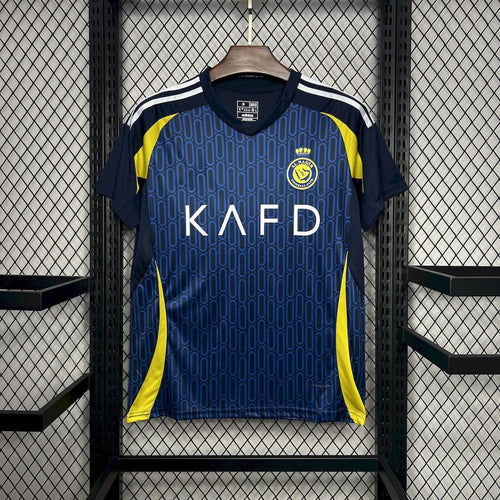 Maillot extérieur 24/25 AL-NASSR Le 12ème, maillot de football avec logo de l'équipe, couleurs jaunes et rouges.