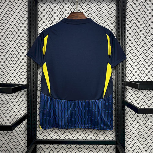 Maillot extérieur 24/25 AL-NASSR Le 12ème, maillot de football avec logo et design sportif visible dans l'image.