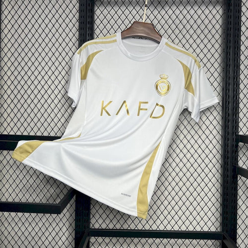 Maillot third de l'équipe Al-Nassr 24/25, marque Le 12, en tissu léger avec logo et détails colorés, porté sur mannequin.