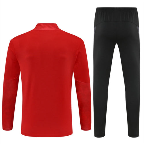 Ensemble de football rouge AC Milan Le 12 -ème Maillot pour les enfants, maillot et short assortis, logo et détails du club visibles
