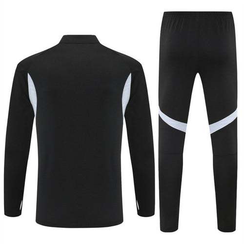 Ensemble Allemagne noir Le 12 -ème Maillot pour 25/26 ans, costume sportif avec logo et détails en noir et blanc.