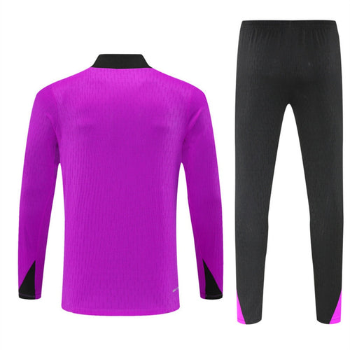 Ensemble de football Allemagne vs Angleterre 25/26 ans, violet, par Le 12 -ème Maillot, vue de face avec maillots.