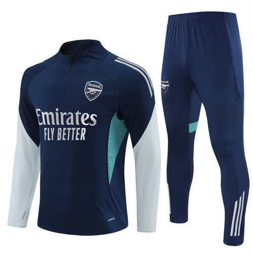 Ensemble Arsenal bleu pour 25/26 ans, fabriqué par Le 12 -ème Maillot, visible avec maillot et short assortis.