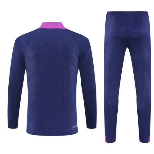 Ensemble Barcelone spécial bleu pour 25/26 ans, par Le 12 -ème Maillot, affiché sur un mannequin.