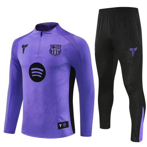 Ensemble de football violet Barcelone 25/26, marque Le 12 -ème Maillot, porté sur un mannequin.