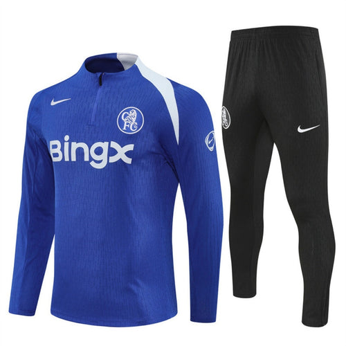 Ensemble Chelsea bleu pour enfant, taille 25/26, de la marque Le 12-ème Maillot, avec veste et pantalon assortis.
