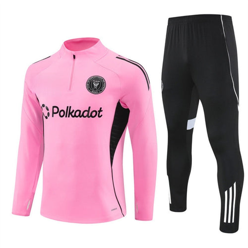 Ensemble Inter Miami rose pour la saison 2025/26 avec logo Le 12-ème Maillot, vue de face sur fond blanc