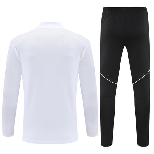 Ensemble de football Juventus 25/26 Le 12 -ème Maillot, maillot spécial pour jeunes fans, vue de face avec logo Juventus.