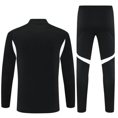 Ensemble Liverpool noir pour enfant, 25/26, fabriqué par Le 12 -ème Maillot, visible avec détails du tissu et du logo.