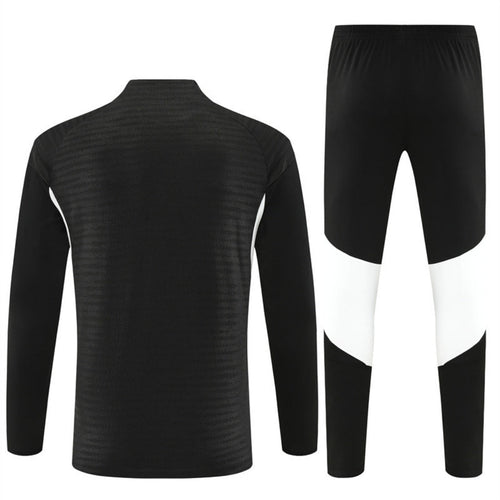 Ensemble Liverpool noir Le 12 -ème Maillot pour 25/26, maillot de football noir avec logo Liverpool, vue de face.