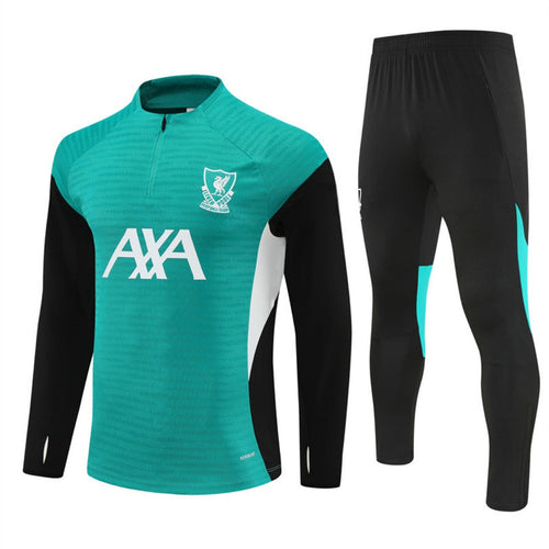 Ensemble Liverpool vert Le 12 -ème Maillot, taille 25/26, avec maillot et short assortis pour enfant.