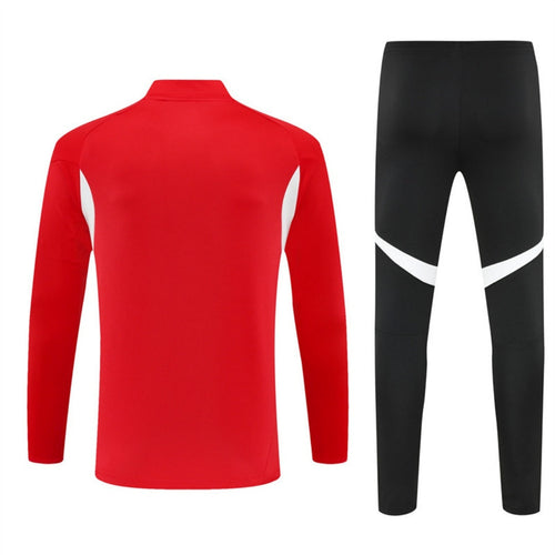 Ensemble Liverpool rouge pour enfants de la marque Le 12 -ème Maillot, avec maillot et short assortis, vue en gros plan.
