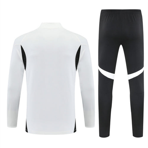 Ensemble Liverpool blanc pour enfants de 25/26 ans de la marque Le 12 -ème Maillot, comprenant un maillot et short assortis.