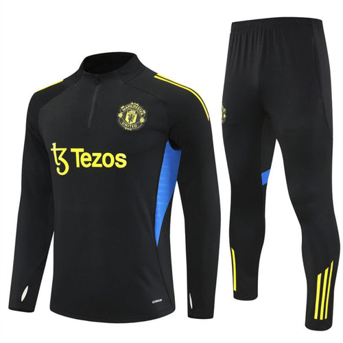 Ensemble Manchester United noir pour 25/26 ans, maillot et short de football par Le 12-ème Maillot, vue de devant.
