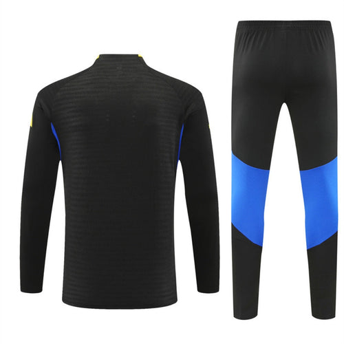 Ensemble Manchester United noir 25/26 de la marque Le 12 -ème Maillot, maillot et short assortis pour supporter.