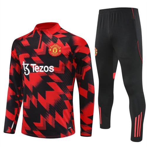 Ensemble Manchester United rouge pour enfants de 25/26 ans, maillot et short de la marque Le 12-ème Maillot, vue de face.
