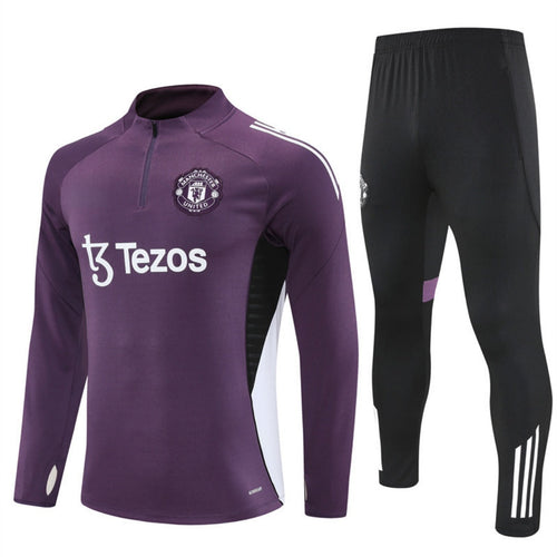 Ensemble Manchester United violet pour la saison 2025/26 par Le 12 -ème Maillot, costume sportif avec logo de l'équipe.