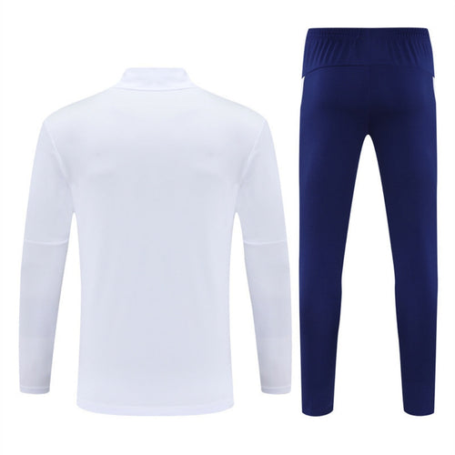 Ensemble Portugal blanc pour 25/26 ans de la marque Le 12 -ème Maillot, tissu blanc avec motifs argentés.