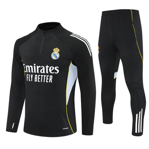 Ensemble Real Madrid noir 25/26, édition spéciale, signé Le 12 -ème Maillot, vue de face sur fond blanc
