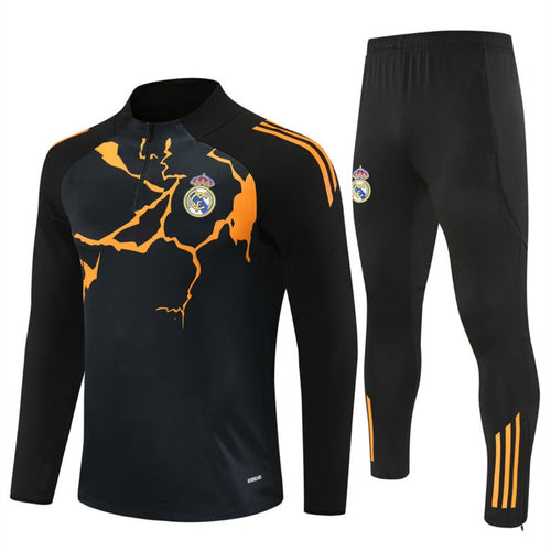 Ensemble Real Madrid noir 25/26 de la marque Le 12 -ème Maillot, costume sportif avec logo et détails contrastants.