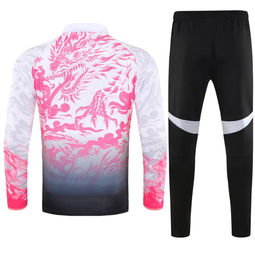 Ensemble Real Madrid 25/26 Dragon Rose Le 12 -ème Maillot, maillot de football rose avec logo et détails du club.