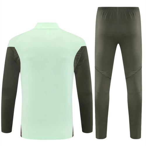 Ensemble de football vert Real Madrid 25/26, marque Le 12 -ème Maillot, avec maillot et short assortis.