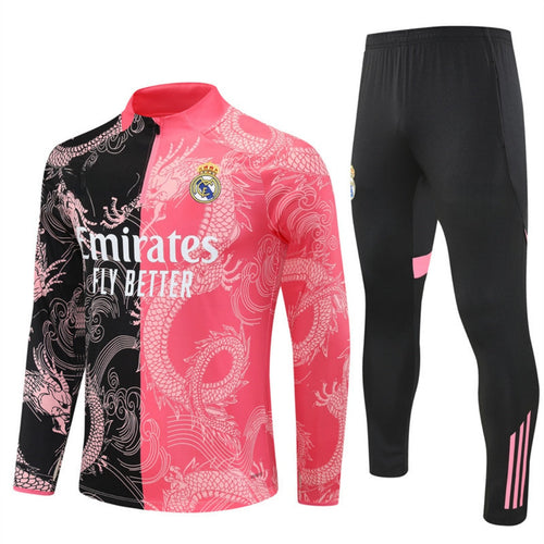 Ensemble Real Madrid rose dragon Le 12 -ème Maillot pour 25/26, maillot de football rose avec dragon, vue de face.