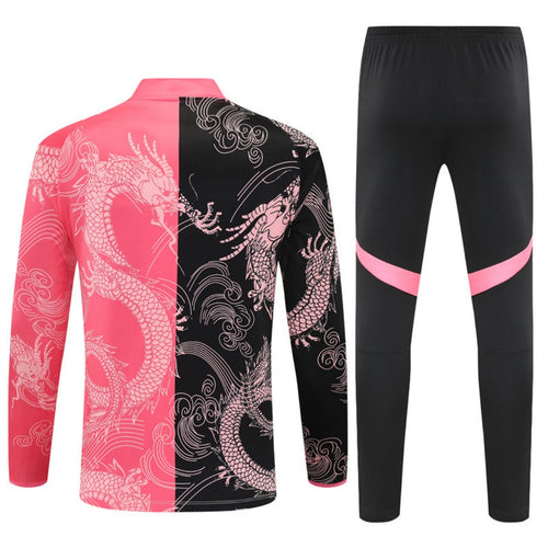 Ensemble Real Madrid rose dragon 25/26 de Le 12 -ème Maillot, maillot de football rose avec logo dragon.