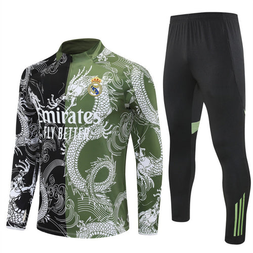 Ensemble Real Madrid 25/26 de Le 12 -ème Maillot, maillot de football pour enfants, avec logo et couleurs officielles.