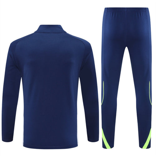 Ensemble spécial Real Madrid 25/26 en bleu, livré par Le 12 -ème Maillot, veste et pantalon assortis pour supporter.