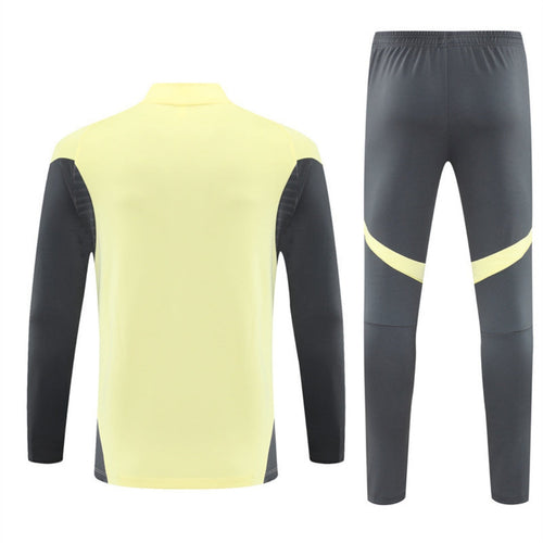 Ensemble Real Madrid jaune 25/26 de la marque Le 12-ème Maillot, livré avec maillot et short, pour supporters du club.