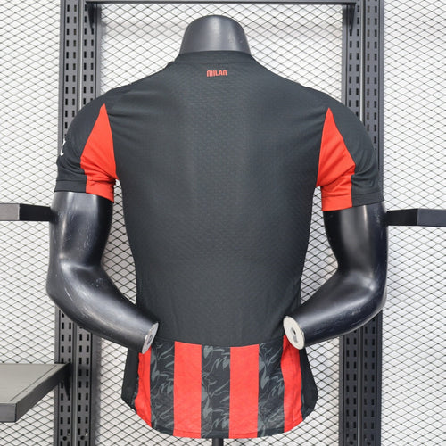 Maillot domicile AC Milan 25/26 de joueur, marque Le 12-ème Maillot, rouge avec logo et détails sportifs visibles.
